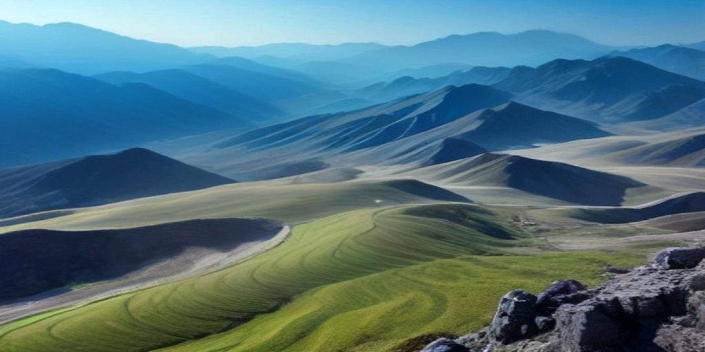 暗调云雾缭绕的山峦全景，金色晨光从远处山脊透出，营造出飘飘欲仙般的极致轻盈与仙境氛围